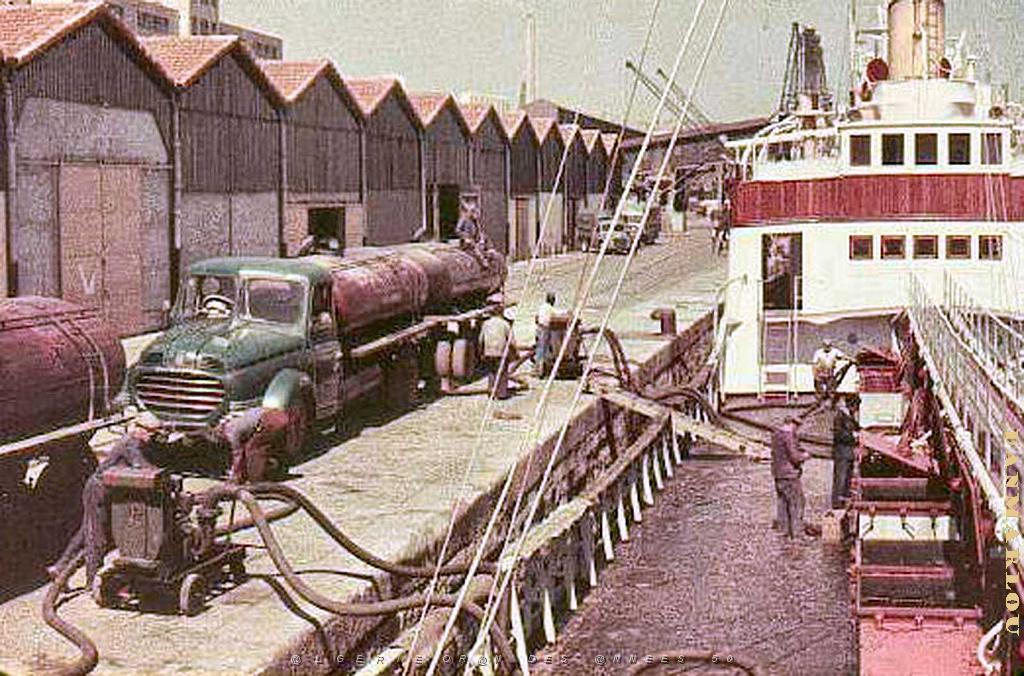 Embarquement de vin au port d'Oran1.jpg